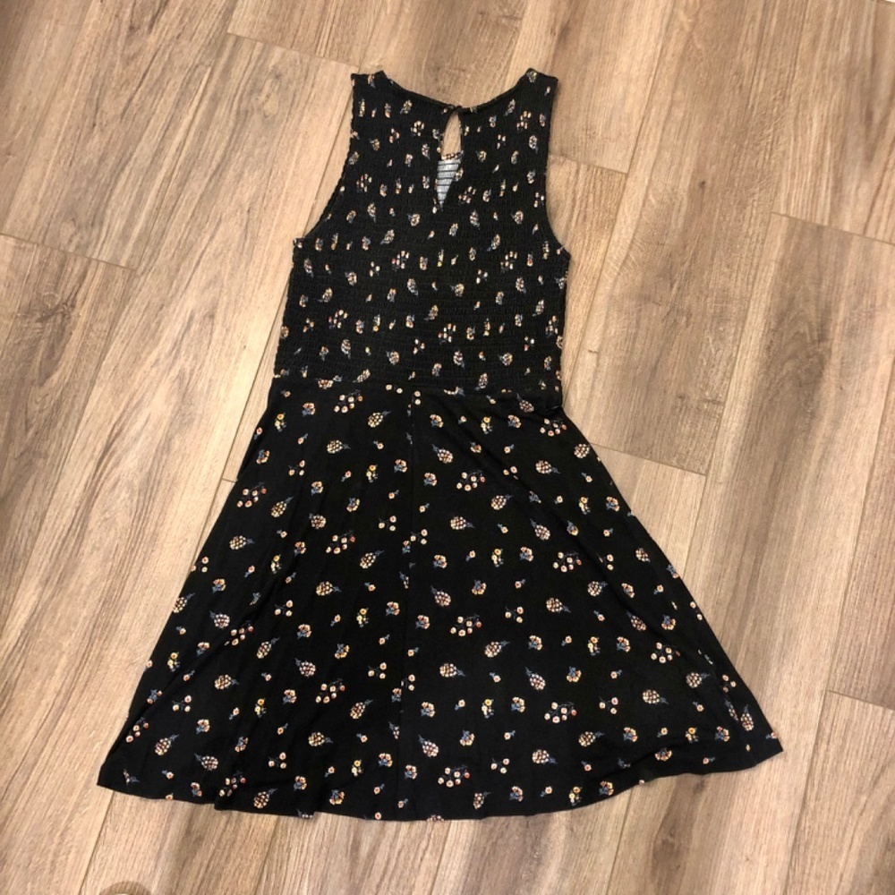 Ann Taylor Loft black and floral dress with smocked fitted bodice size 2 - Picture 4 of 4